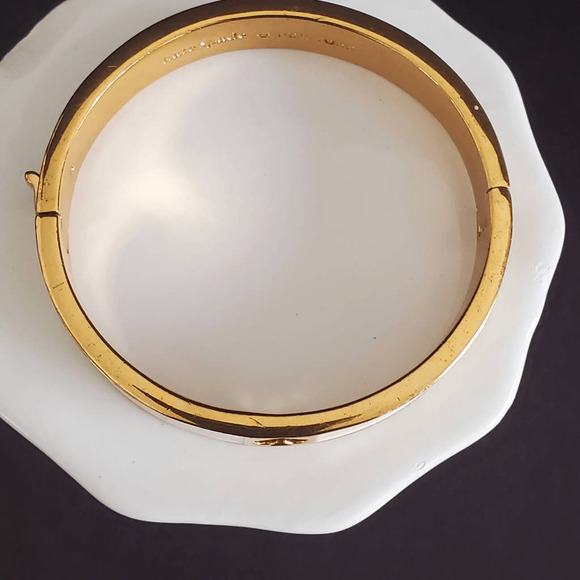 Kate Spade Hinged‎ Bangle Hole Punch Cream Enamel and Gold Plate Casual Everyday - Picture 5 of 11